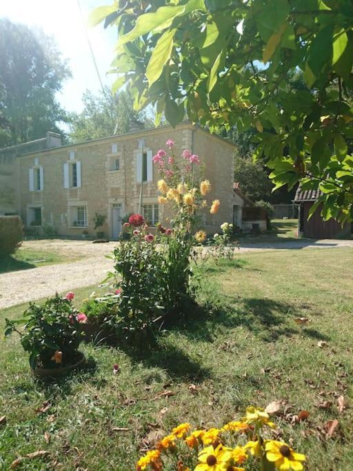 Location Meublee Au Milieu D'Un Ecrin De Verdure Aux Vieux Fours Noaillac Exterior photo
